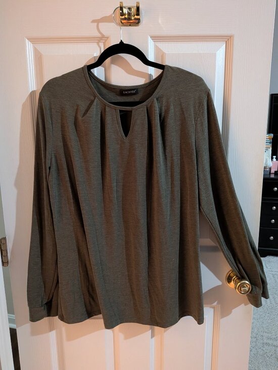 EACHYES Tops - Green long sleeved top - XL